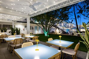 供應早餐、午餐、晚餐；美國菜；室外用餐