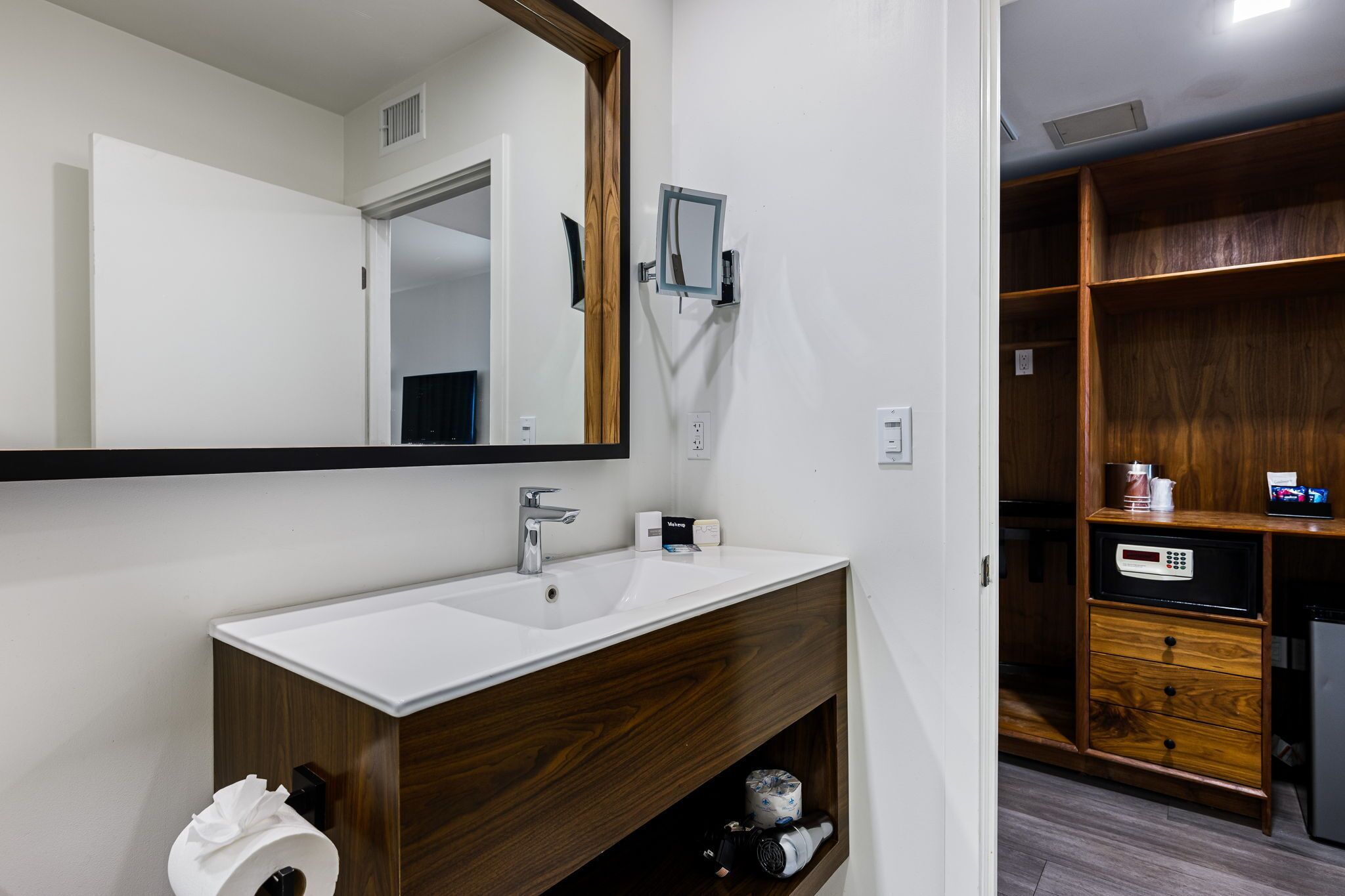 deluxe single king | bathroom | shower, hair dryer, bathrobes, towels