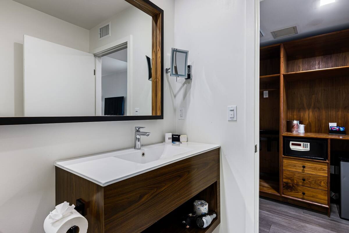 deluxe single king | bathroom | shower, hair dryer, bathrobes, towels