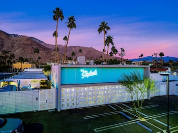 Hotel exterior and entrance at The Skylark a Palm Springs Hotel