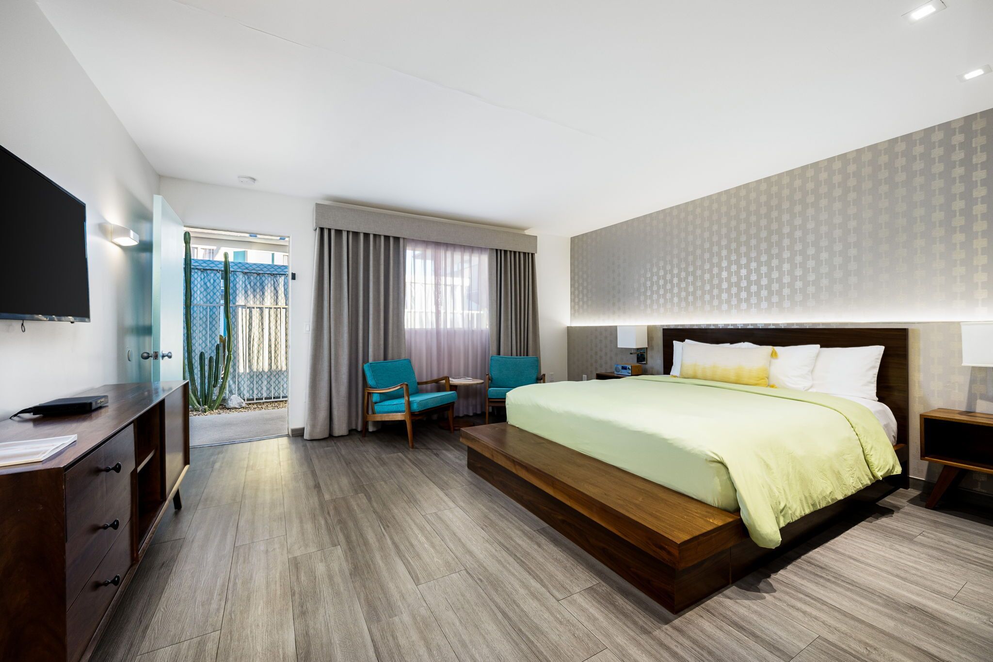 deluxe single king | premium bedding, pillow-top beds, in-room safe, desk