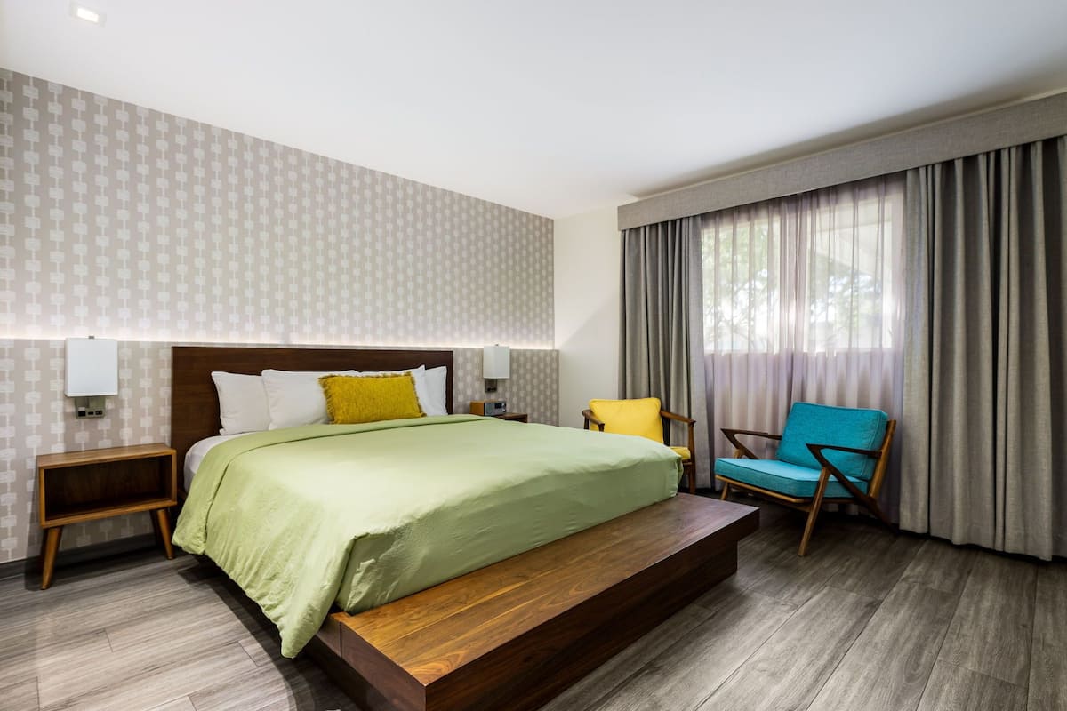 Quarto luxo, 1 cama King, chuveiro com barras de apoio | Roupas de cama premium, camas com colchões pillow-top