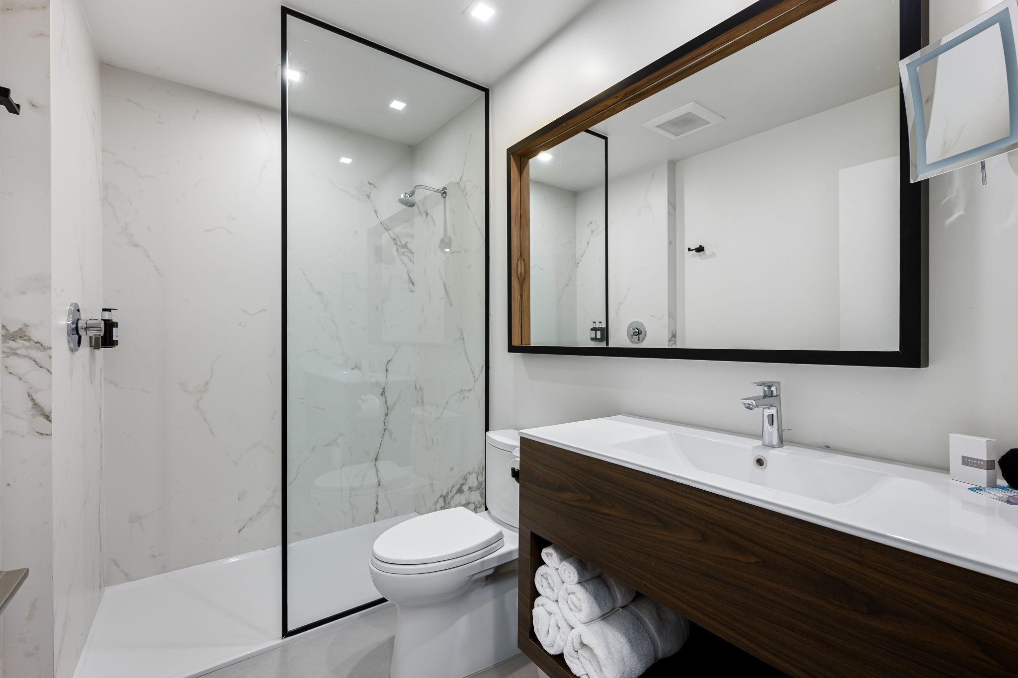 deluxe single king | bathroom | shower, hair dryer, bathrobes, towels