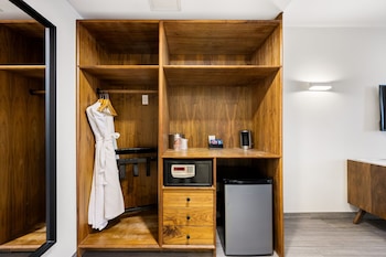 Deluxe Single King | Premium bedding, pillowtop beds, in-room safe, desk at The Skylark a Palm Springs Hotel