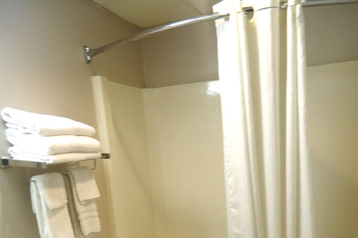 Ein Badezimmer mit Toilette, Waschbecken und Badewanne.