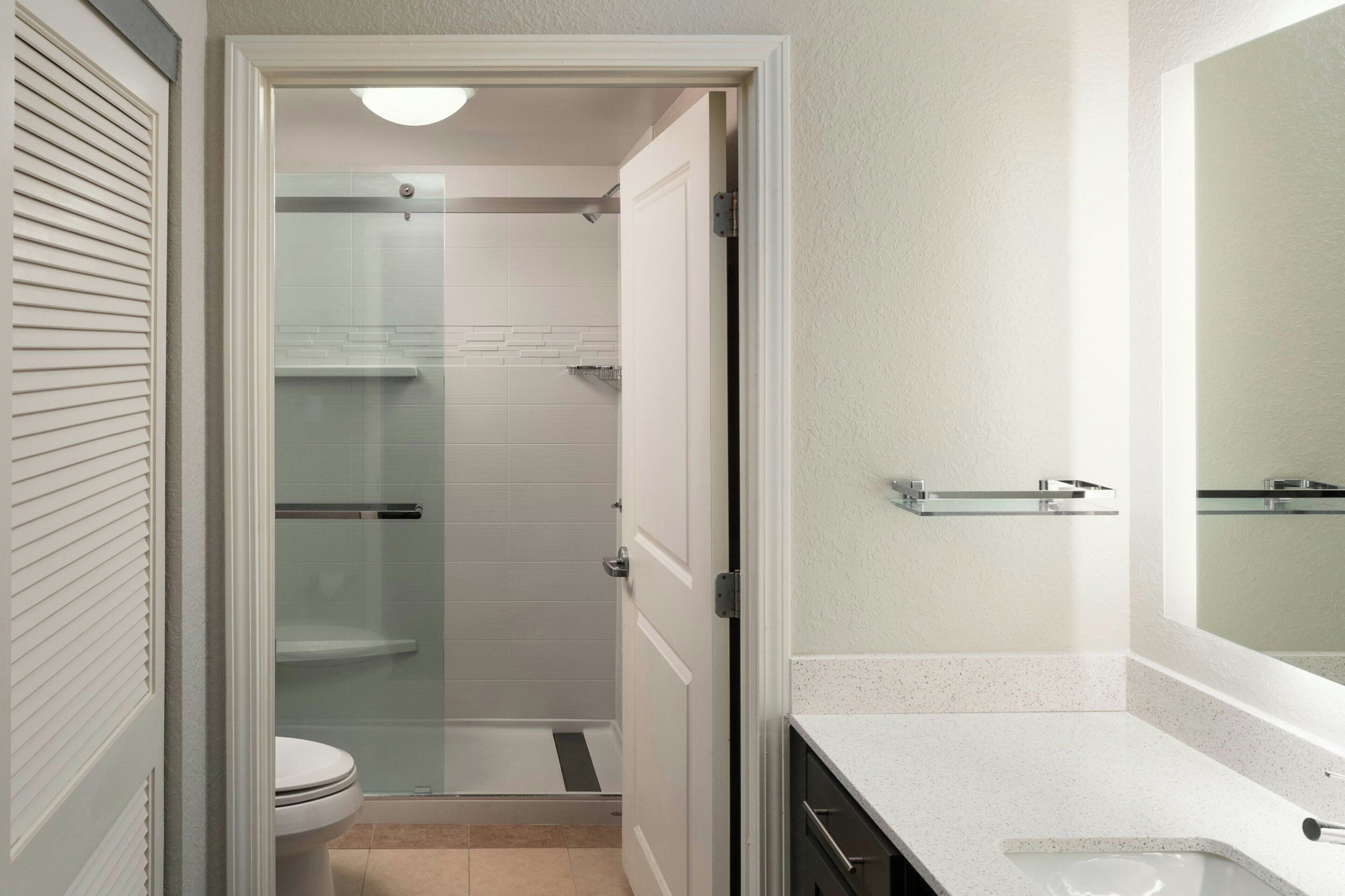 suite, 1 bedroom | bathroom | combined shower/bathtub, free toiletries, hair dryer, towels