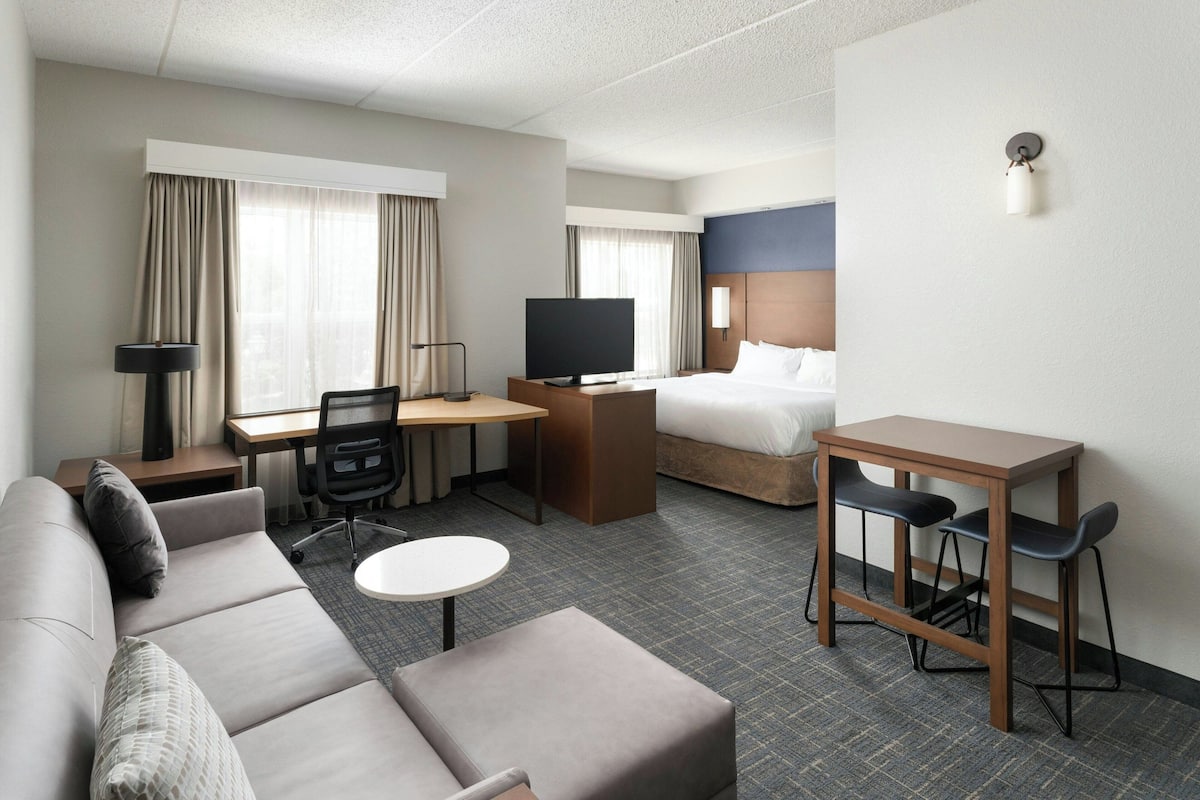 Studio, 1 King Bed with Sofa bed | Living area | Smart TV, Netflix