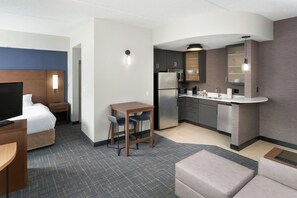 Studio, 1 suuri parisänky ja vuodesohva | Yksityinen keittiö | Jääkaappi, mikroaaltouuni, uuni, liesi