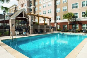 Outdoor pool, pool umbrellas, pool loungers - Residence Inn by Marriott Gainesville I-75 (Gainesville)