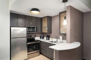 Studio, 1 suuri parisänky ja vuodesohva | Yksityinen keittiö | Jääkaappi, mikroaaltouuni, uuni, liesi