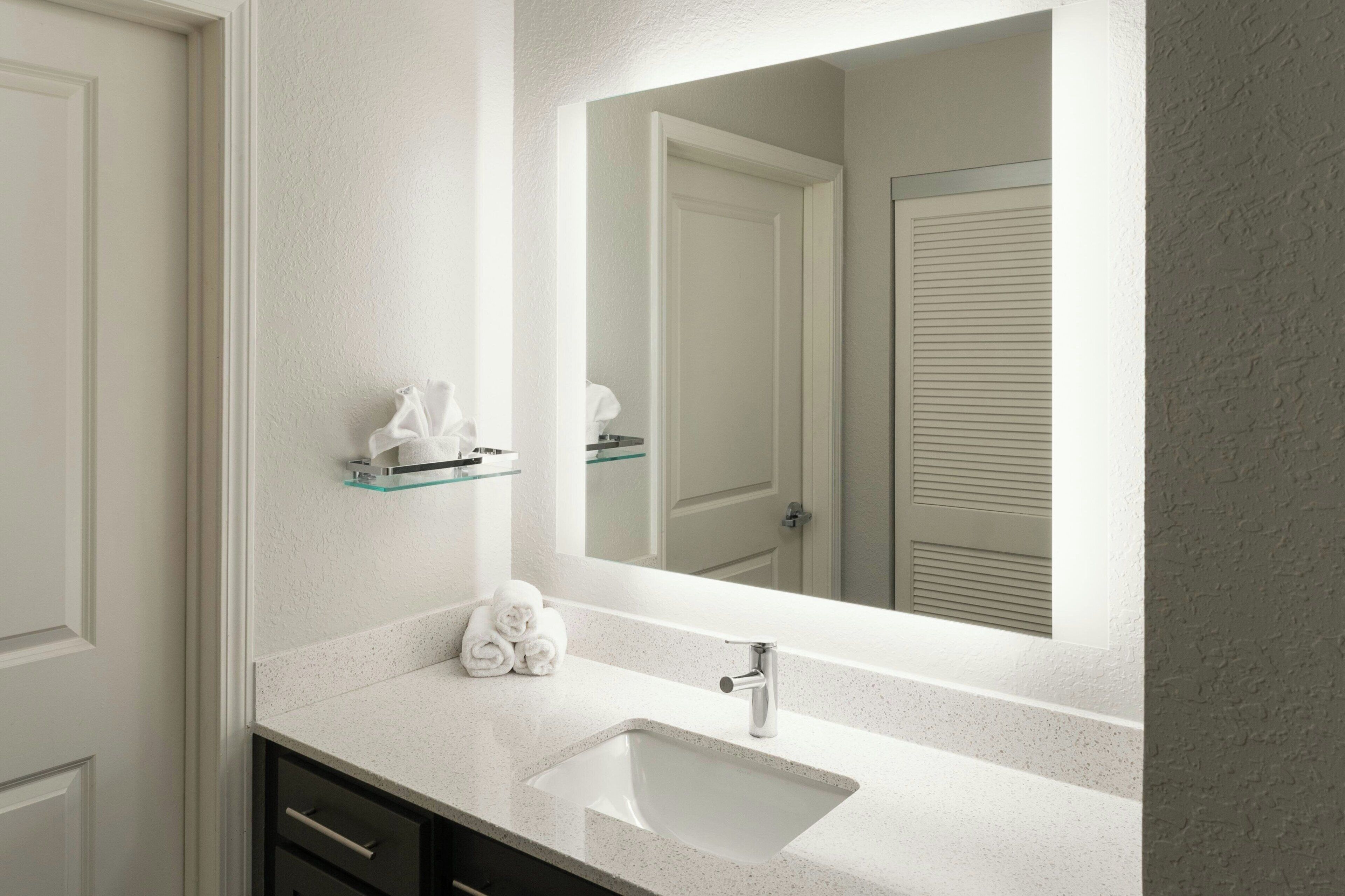 suite, 1 bedroom | bathroom | combined shower/bathtub, free toiletries, hair dryer, towels