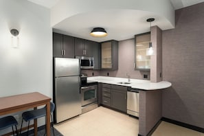1 habitación, caja de seguridad en la habitación y escritorio