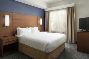 Caixa forta a l'habitació, escriptori i planxa i posts de planxar 