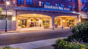Un bâtiment en briques doté d’une grande entrée et d’une enseigne indiquant « Residence Inn Marriott ».