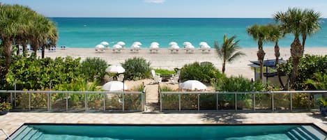 Piscina all'aperto, lettini