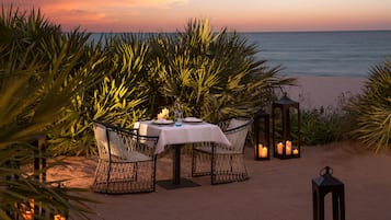 Serveert ontbijt, lunch, Amerikaanse gerechten, uitzicht op het zwembad