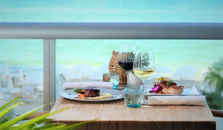 Se sirven desayunos y cocina americana, con vista a la piscina . Solé Miami, A Noble House Resort