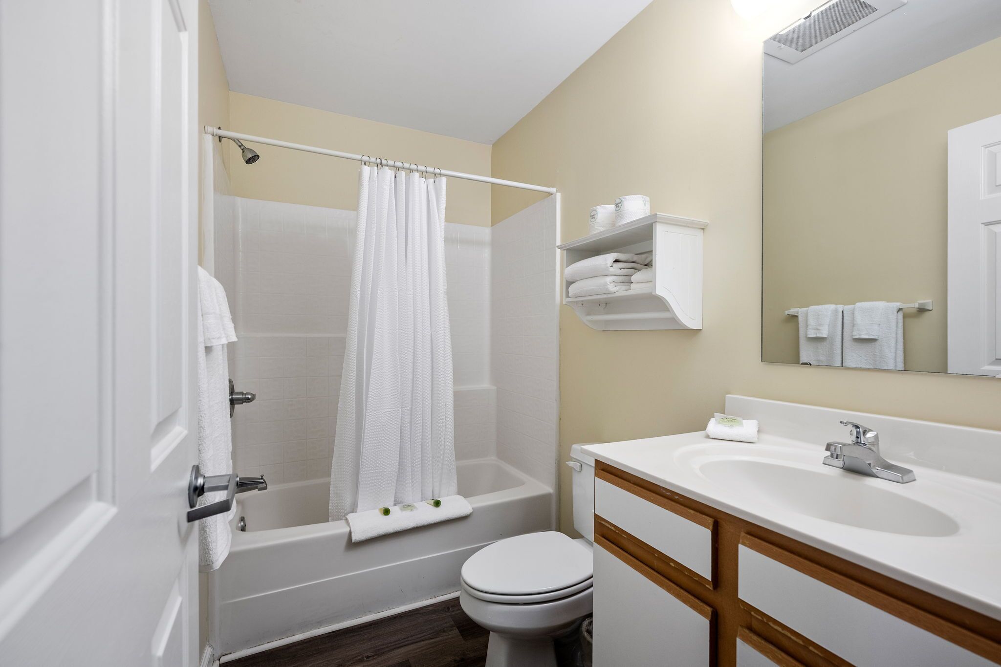 suite, 1 bedroom | bathroom | combined shower/bathtub, towels