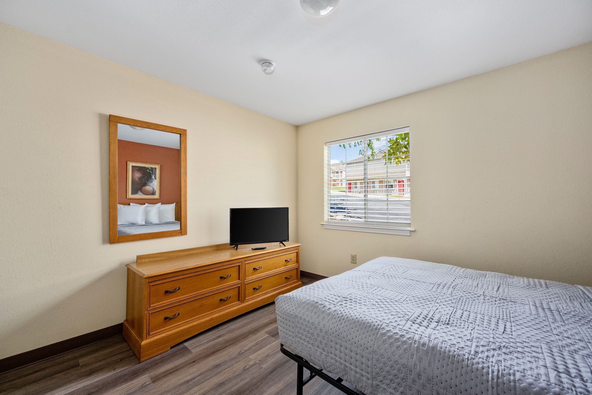 suite, 1 bedroom | iron/ironing board, free wifi, bed sheets, alarm clocks