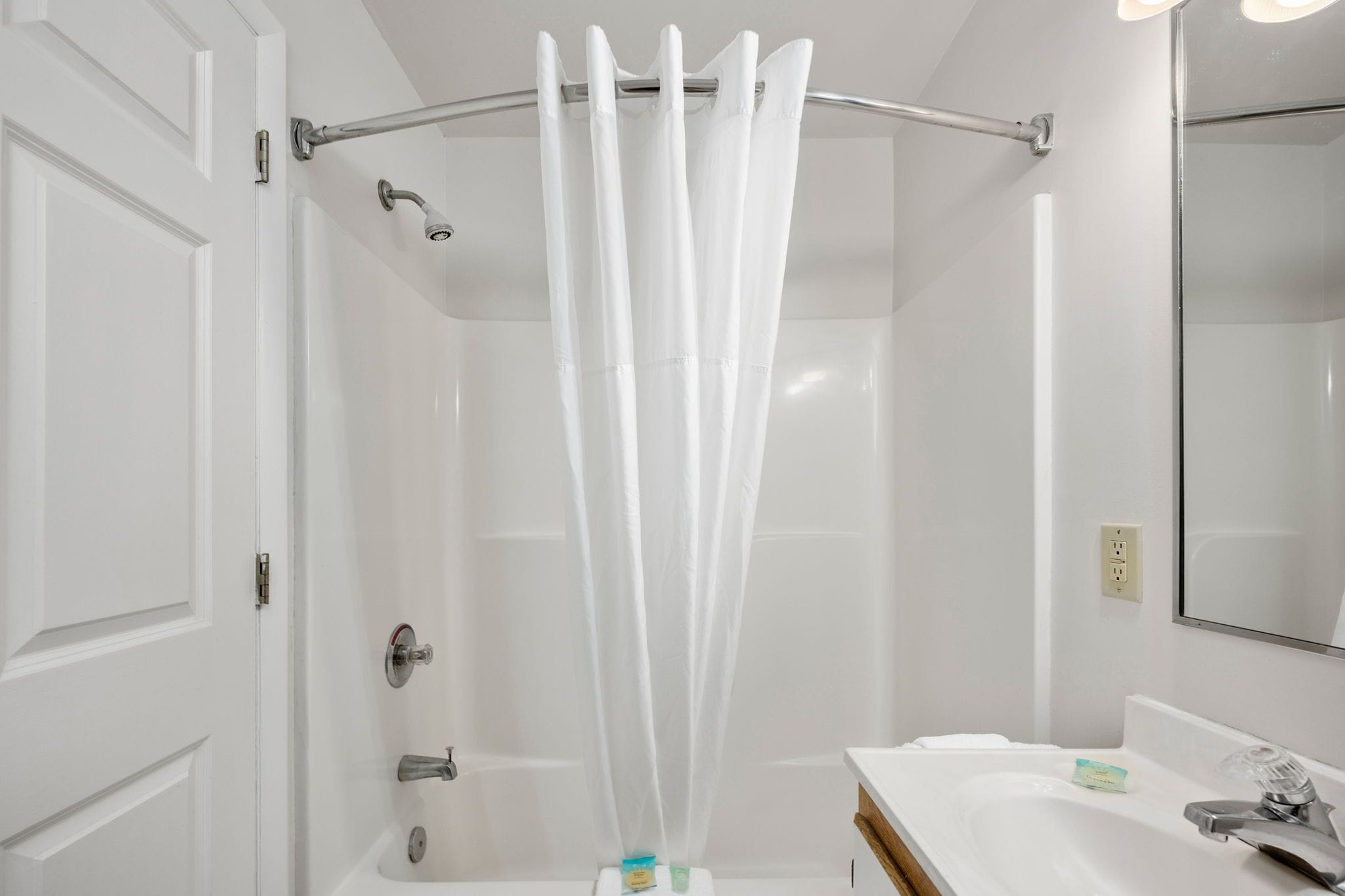 basic studio | bathroom | combined shower/bathtub, towels