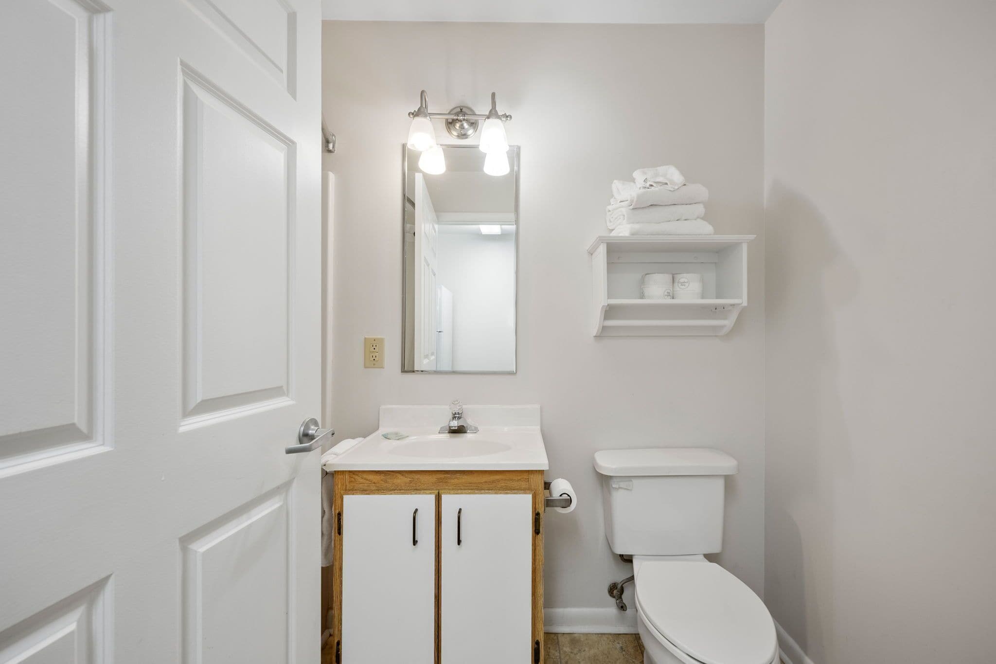 basic studio | bathroom | combined shower/bathtub, towels