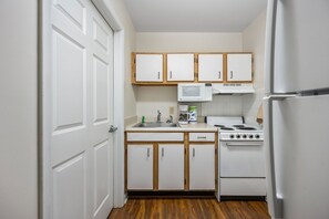 Estudio básico | Cocina privada | Refrigerador, microondas, cafetera y tetera y comedor 