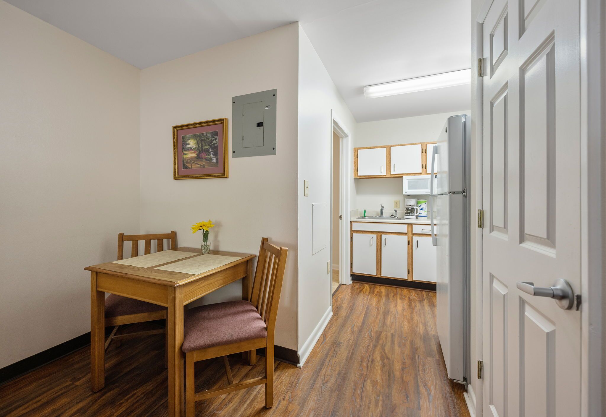 basic studio | private kitchen | fridge, microwave, coffee/tea maker, dining tables