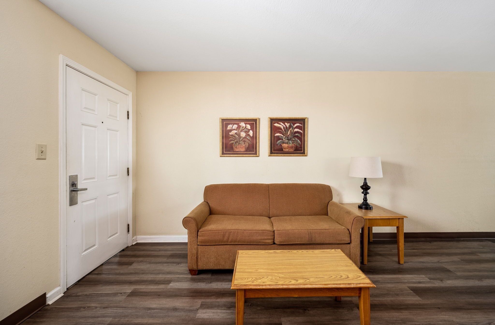 suite, 1 bedroom | living area | 27-inch tv with cable channels, dvd player