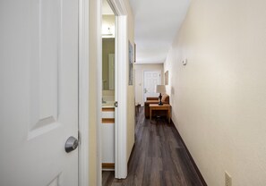 Suite, 1 habitación | Tabla de planchar con plancha, wifi gratis, ropa de cama y despertador 