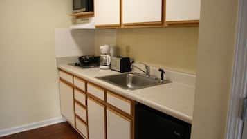 Suite - 1 soveværelse | Privat køkken | Køleskab, mikrobølgeovn, kaffe-/temaskine, spisebord