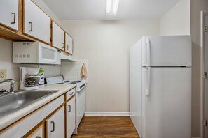 Basic-Studio | Eigene Küche | Kühlschrank, Mikrowelle, Wasserkocher mit Kaffee-/Teezubehör, Esstisch