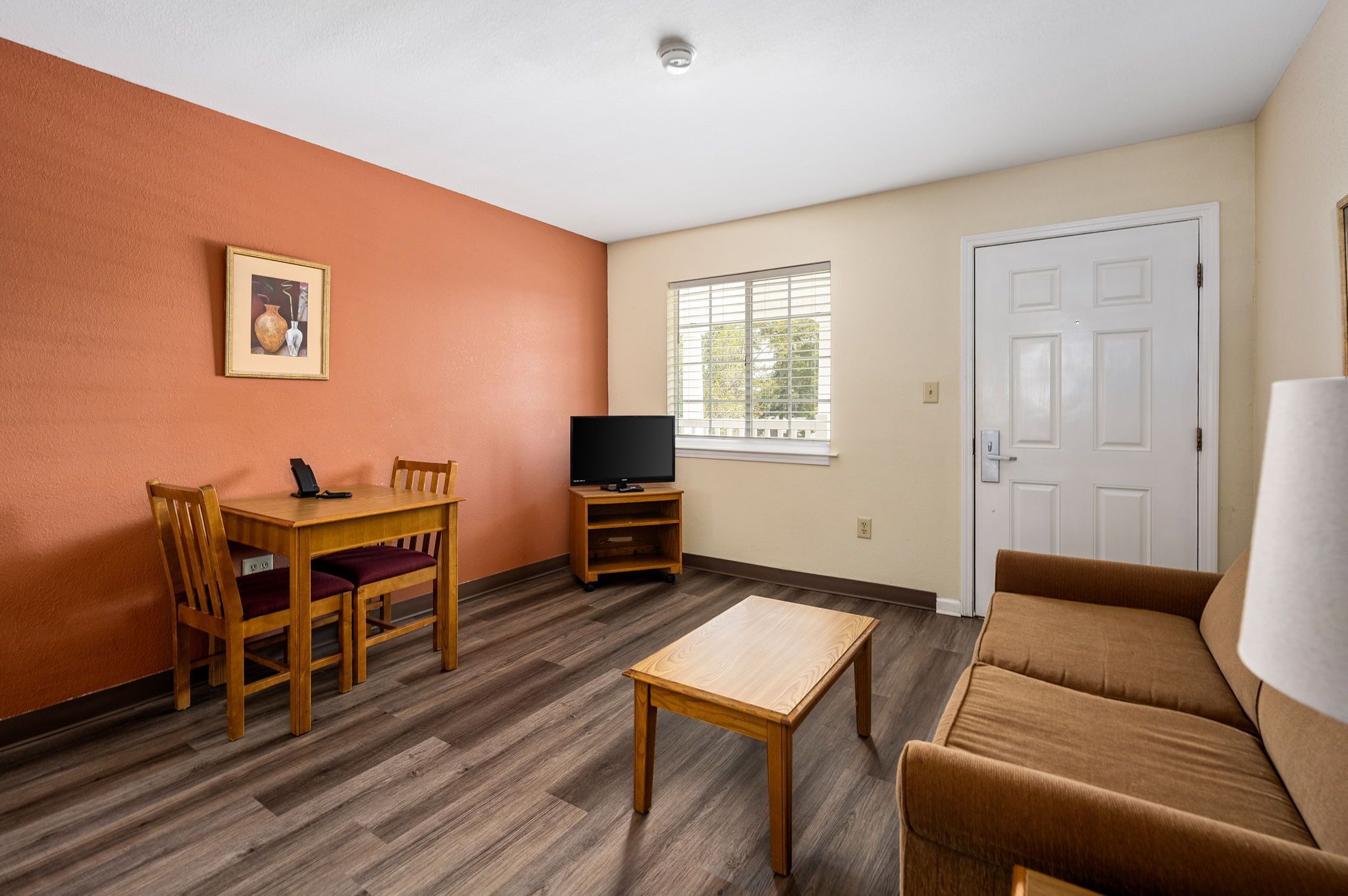 suite, 1 bedroom | living area | 27-inch tv with cable channels, dvd player