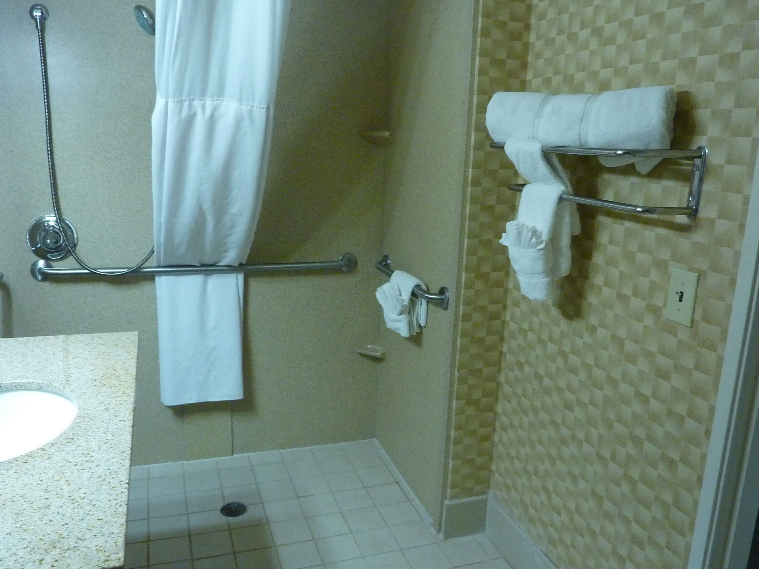 combined shower/bathtub, hair dryer, towels
