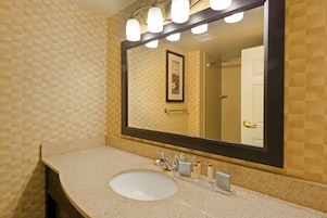 Suite estudio, 2 camas de matrimonio, no fumadores | Baño | Ducha y bañera combinadas, secador de pelo y toallas