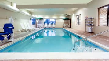 Inomhuspool med öppettider 06.00 till 23.00, och solstolar