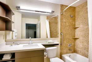 Combined shower/bathtub, rainfall showerhead, free toiletries