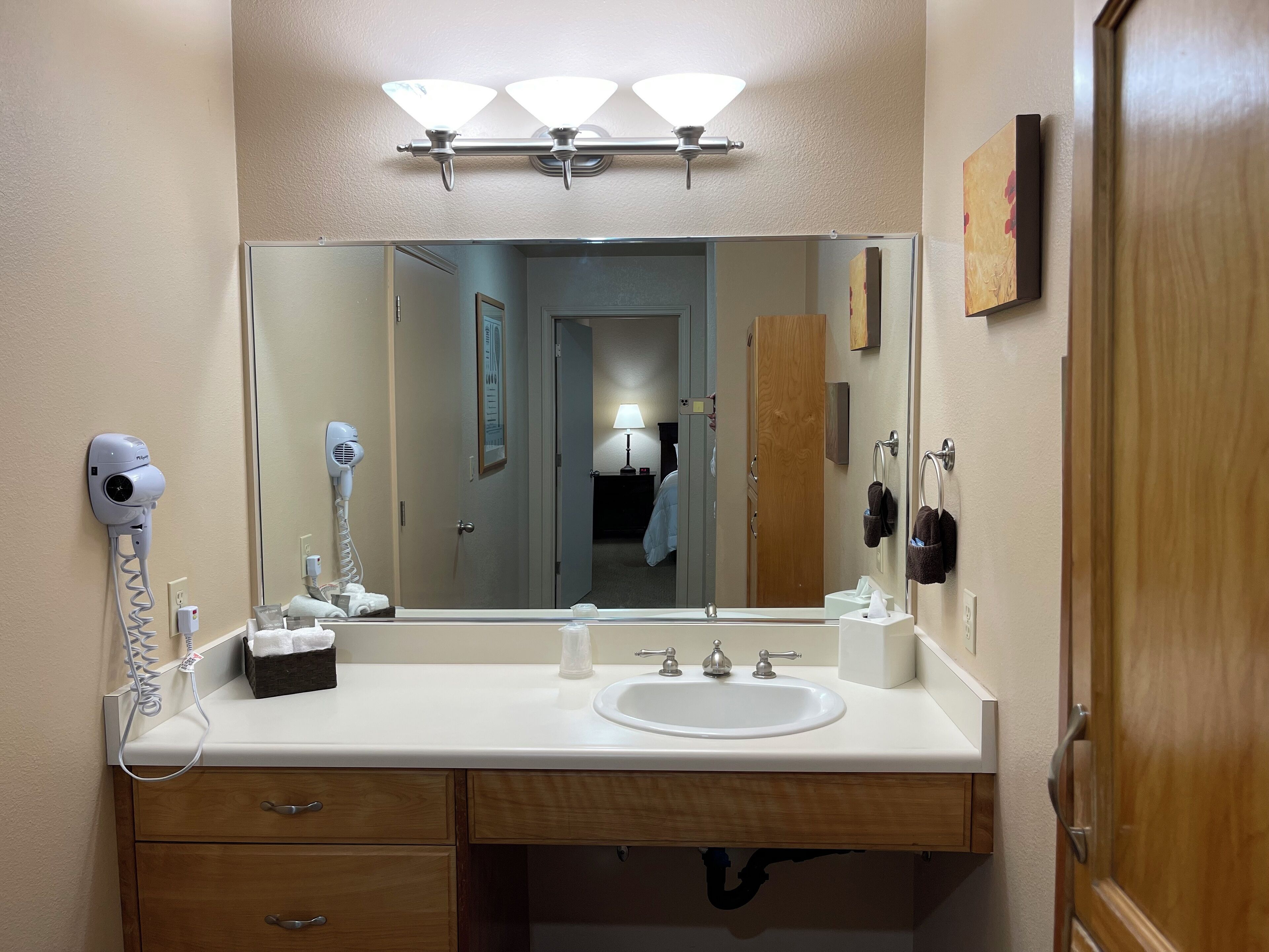 standard room, 1 king bed with sofa bed (standard room king bed with sofa bed) | bathroom | towels