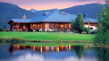 Frühstück, Mittagessen, kalifornische Küche, Blick auf den Golfplatz 