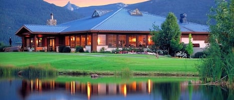 Frühstück, Mittagessen, kalifornische Küche, Blick auf den Golfplatz 