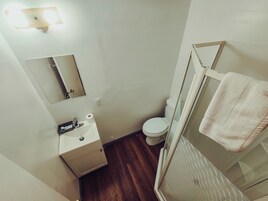 Standard Room, 1 Double Bed | Bathroom | Free toiletries, hair dryer, towels