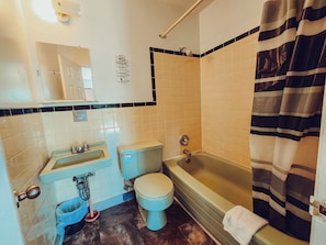 Articles de toilette gratuits, sèche-cheveux, serviettes fournies