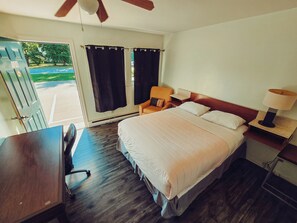 Queen Room | Desk, WiFi, bed sheets - Norfolk Motel (Fredericton)