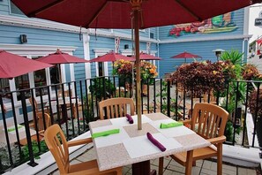 Outdoor dining - Lunenburg Arms Hotel And Spa (Lunenburg)