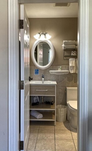 Bathroom - Lunenburg Arms Hotel And Spa (Lunenburg)