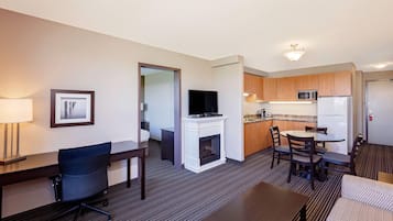 Suite, 1 King Bed Executive Suite | Pillowtop beds, desk, laptop workspace, blackout drapes