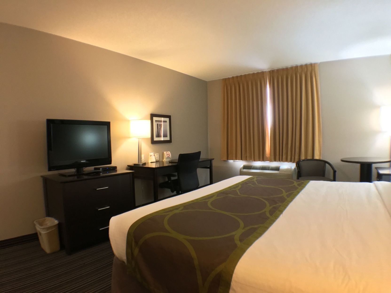 Colchones con pillow-top, escritorio y espacio para trabajar con laptop 