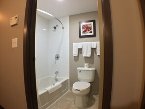 Suite, 1 cama de matrimonio | Colchones con acolchado adicional y escritorio
