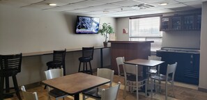 Bar (on property) - Super 8 by Wyndham Kapuskasing (Kapuskasing)