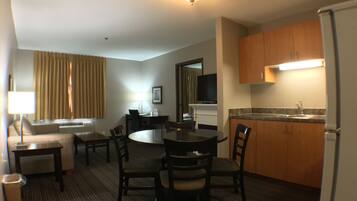 Suite, 1 King Bed Executive Suite | Camas con pillow-top, escritorio y espacio para trabajar con laptop