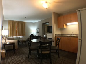 Suite, 1 King Bed Executive Suite | Pillowtop-patjalliset sängyt, työpöytä